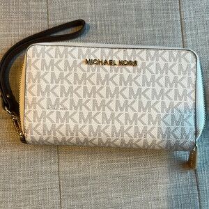 Michael Kors Jet Set Travel large multi function phone case wristlet